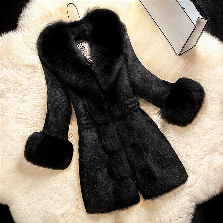 Solange | Voeg luxe en verfijning toe aan je wintergarderobe met de Solange. Deze elegante jas heeft een zachte kraag en bontafgewerkte manchetten voor extra warmte en stijl. Het tijdloze design en de klassieke kleuren wit, rood en zwart maken het de perfecte keuze voor elke gelegenheid. Verkrijgbaar in maten S-3XL, ideaal voor chique winteruitjes of elegante avonden. Combineer comfort en glamour met de Solange. Bestel nu en geniet van warmte en klasse dit seizoen!