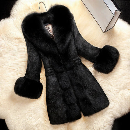 Solange | Voeg luxe en verfijning toe aan je wintergarderobe met de Solange. Deze elegante jas heeft een zachte kraag en bontafgewerkte manchetten voor extra warmte en stijl. Het tijdloze design en de klassieke kleuren wit, rood en zwart maken het de perfecte keuze voor elke gelegenheid. Verkrijgbaar in maten S-3XL, ideaal voor chique winteruitjes of elegante avonden. Combineer comfort en glamour met de Solange. Bestel nu en geniet van warmte en klasse dit seizoen!