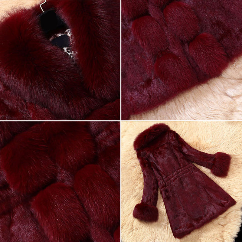 Solange | Voeg luxe en verfijning toe aan je wintergarderobe met de Solange. Deze elegante jas heeft een zachte kraag en bontafgewerkte manchetten voor extra warmte en stijl. Het tijdloze design en de klassieke kleuren wit, rood en zwart maken het de perfecte keuze voor elke gelegenheid. Verkrijgbaar in maten S-3XL, ideaal voor chique winteruitjes of elegante avonden. Combineer comfort en glamour met de Solange. Bestel nu en geniet van warmte en klasse dit seizoen!