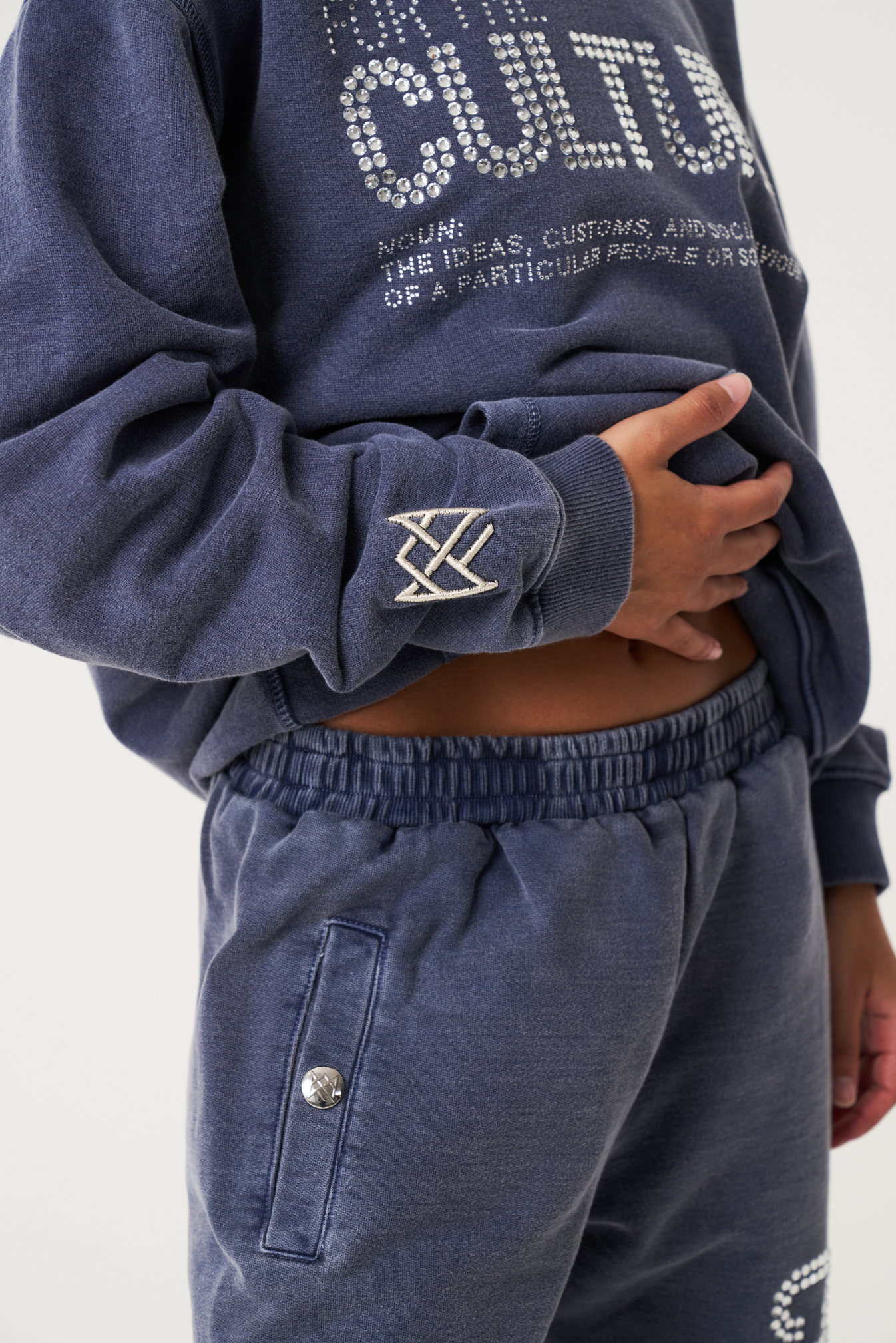 vrouw in trendy en comfortabele oversized paarse trui met capuchon en de tekst "for the culture" op de borst 