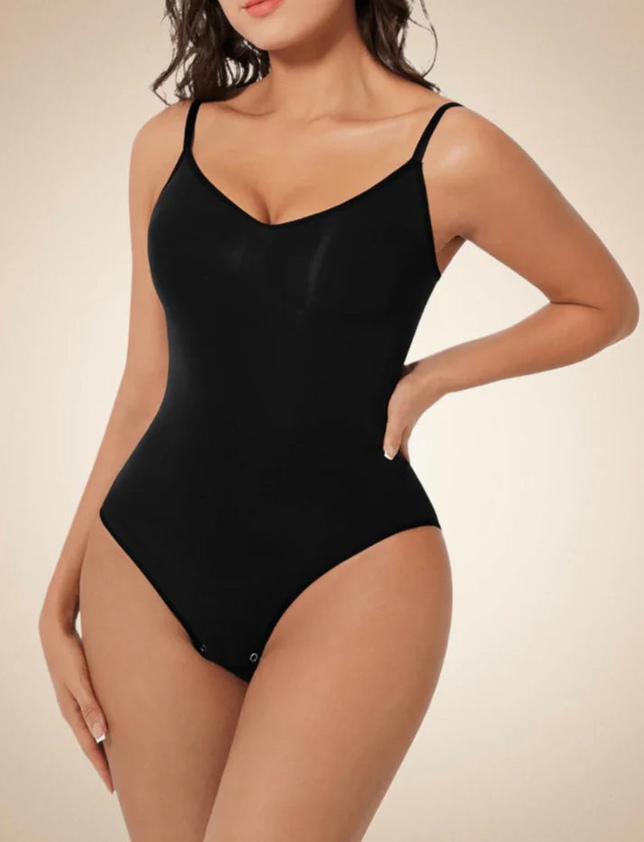 vrouw in comfortabele corrigerende bodysuit voor smalle taille 