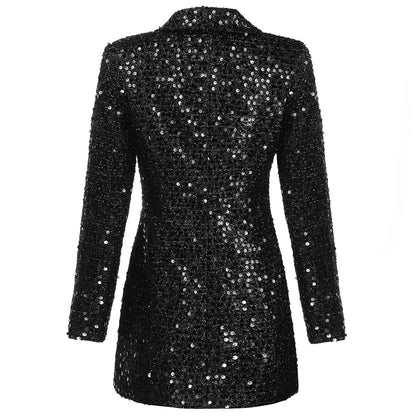Jantine Blazerjurk - Elegante zwarte blazerjurk met glinsterende stof, sjawl kraag en dubbele knoopsluiting. Gemaakt van een flexibele polyester-spandex mix voor een flatterende en comfortabele pasvorm. Ideaal voor cocktailfeesten, chique bijeenkomsten en stijlvolle avondgelegenheden. Combineer glamour en comfort met de Jantine Blazerjurk. Bestel nu en straal elegantie en verfijning uit!