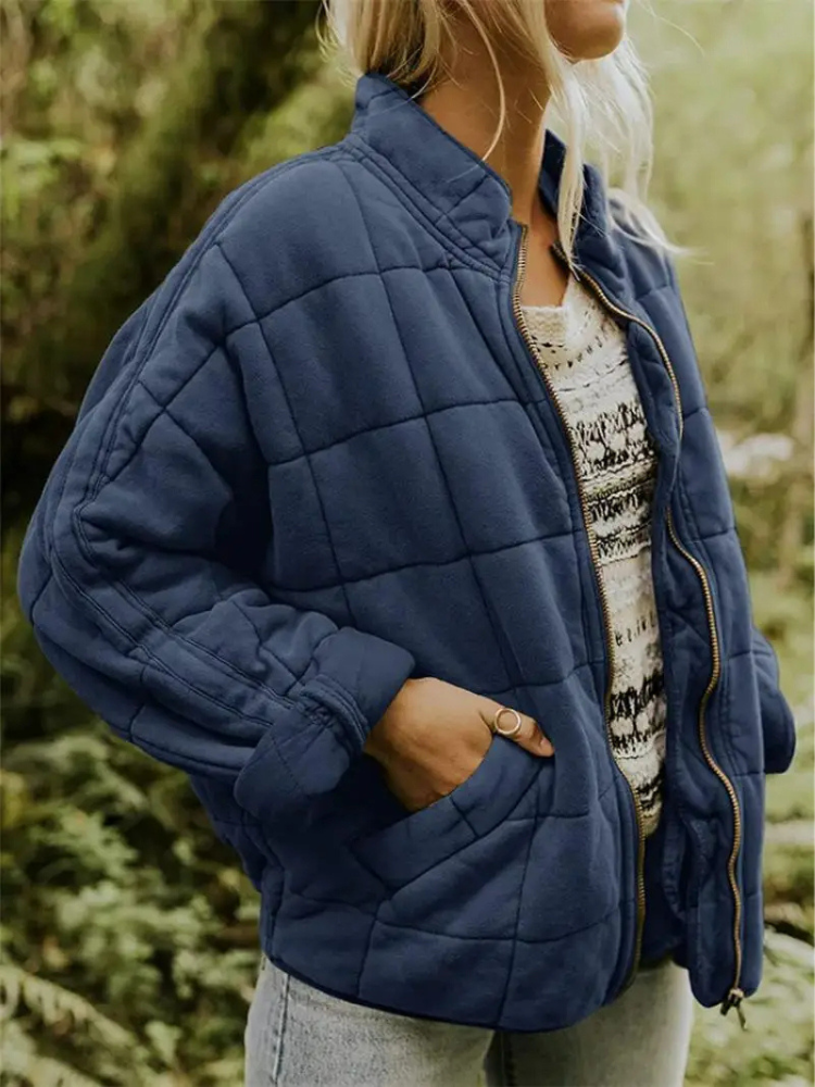 Ginevra jas: stijlvolle gewatteerde jas met zachte vulling, ideaal voor koude dagen. Met een moderne opstaande kraag en praktische zakken biedt de jas zowel warmte als functionaliteit. Perfect voor buitenactiviteiten of casual wandelingen. Verkrijgbaar in 13 kleuren, waaronder zwart, groen en roze, en in maten XS t/m 2XL. Gemaakt van hoogwaardig polyester voor comfort en duurzaamheid. Kies de Ginevra voor een perfecte mix van stijl, warmte en gebruiksgemak. Bestel nu!