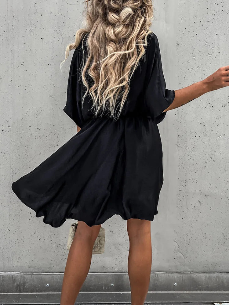 Shanty jurk – een tijdloze en elegante keuze voor elke gelegenheid. Met een chique V-hals, een flatterende pasvorm en een luxe feel dankzij de hoogwaardige polyester stof. Perfect voor avondjes uit, feestjes en formele evenementen. De strakke en stijlvolle snit zorgt voor een zelfverzekerde uitstraling. Verkrijgbaar in zwart, in maten XS-2XL. Bestel nu en ervaar moeiteloze elegantie en comfort!