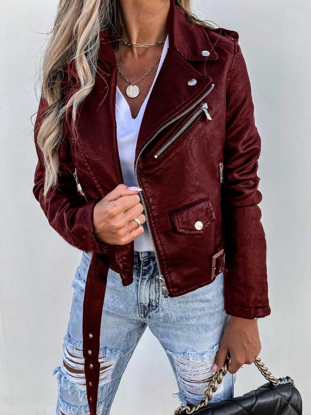 Hajar dames leren jas – een stoer en stijlvol jack van hoogwaardig PU-leer met een elegante ritssluiting, verstelbare riem en klassieke omgeslagen kraag. Perfect voor een edgy en verfijnde look, ideaal voor casual en chique outfits. Verkrijgbaar in zwart en rood in maten XS-2XL. Duurzaam, comfortabel en tijdloos. Upgrade je garderobe met deze veelzijdige must-have. Bestel nu en maak een statement met de Hajar!