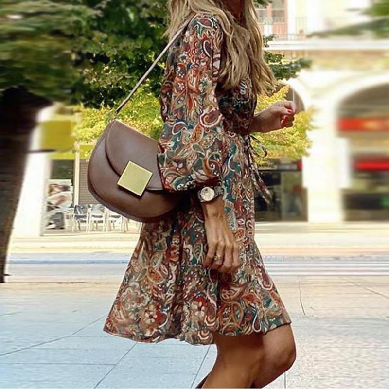 Ontdek Tendai, de ultieme boho chic mini-jurk voor casual uitjes, brunches en ontspannen dagen. Met wijde lange mouwen, een flatterende V-hals en een elastische taille met strik, biedt deze hoogwaardige polyester jurk ultiem comfort, stijl en duurzaamheid. Upgrade je garderobe met deze veelzijdige, modieuze look en ervaar moeiteloze elegantie op elke gelegenheid.