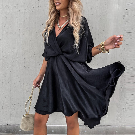 Shanty jurk – een tijdloze en elegante keuze voor elke gelegenheid. Met een chique V-hals, een flatterende pasvorm en een luxe feel dankzij de hoogwaardige polyester stof. Perfect voor avondjes uit, feestjes en formele evenementen. De strakke en stijlvolle snit zorgt voor een zelfverzekerde uitstraling. Verkrijgbaar in zwart, in maten XS-2XL. Bestel nu en ervaar moeiteloze elegantie en comfort!