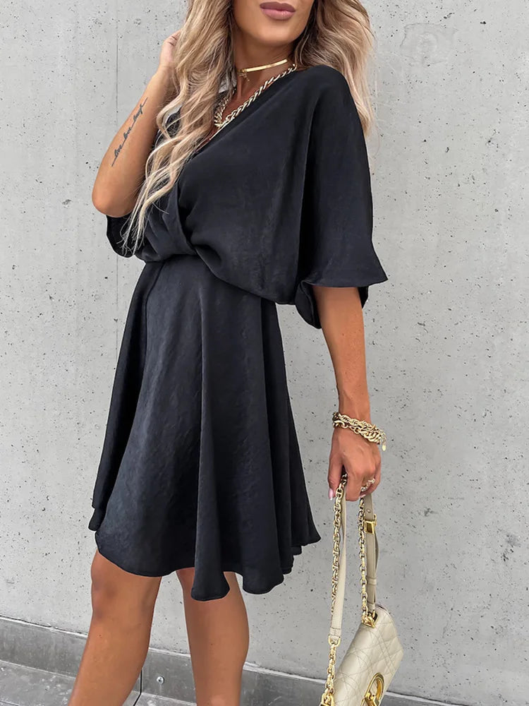 Shanty jurk – een tijdloze en elegante keuze voor elke gelegenheid. Met een chique V-hals, een flatterende pasvorm en een luxe feel dankzij de hoogwaardige polyester stof. Perfect voor avondjes uit, feestjes en formele evenementen. De strakke en stijlvolle snit zorgt voor een zelfverzekerde uitstraling. Verkrijgbaar in zwart, in maten XS-2XL. Bestel nu en ervaar moeiteloze elegantie en comfort!