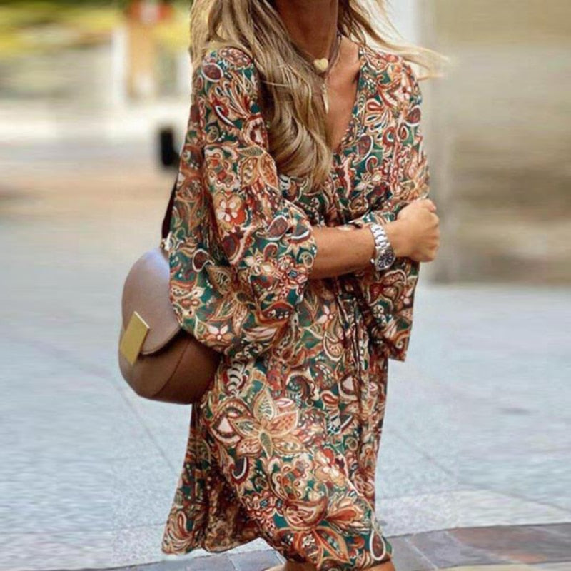 Ontdek Tendai, de ultieme boho chic mini-jurk voor casual uitjes, brunches en ontspannen dagen. Met wijde lange mouwen, een flatterende V-hals en een elastische taille met strik, biedt deze hoogwaardige polyester jurk ultiem comfort, stijl en duurzaamheid. Upgrade je garderobe met deze veelzijdige, modieuze look en ervaar moeiteloze elegantie op elke gelegenheid.