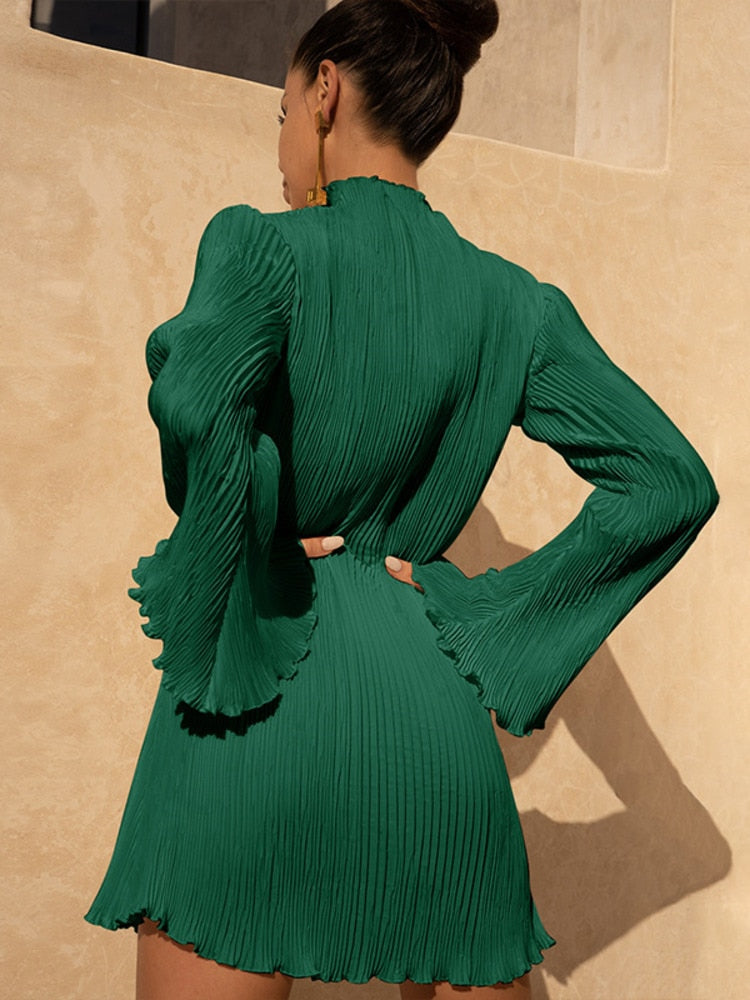 Ervaar de elegantie van de Isabela mini-jurk, een opvallende flare-jurk met O-halslijn en lange mouwen. De bodycon pasvorm en ribbeltextuur, gemaakt van een comfortabele mix van polyester en spandex, accentueren je figuur. Verkrijgbaar in beige en groen, maten S tot L. Perfect voor avondgelegenheden en chique uitjes. Verhoog je garderobe met de Isabela en straal zelfverzekerdheid en stijl uit bij elke gelegenheid.
