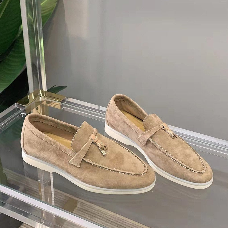 Selin suede loafers – tijdloze en elegante schoenen met een luxueuze suede afwerking en een comfortabele pasvorm. Perfect voor zowel formele als casual gelegenheden. Gemaakt van hoogwaardig materiaal voor duurzaamheid en stijl. Verkrijgbaar in zwart, beige en abrikoos, in maten 35-43. Bestel nu en ervaar de perfecte combinatie van verfijning en comfort!