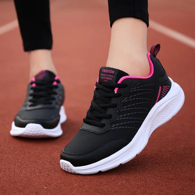 Masey is een lichtgewicht vetersneaker met een ademend gebreid bovenwerk en een ondersteunende PU-zool voor ultiem comfort. De antislipzool biedt extra grip, terwijl de vetersluiting zorgt voor een veilige pasvorm. Perfect voor casual uitjes en dagelijks gebruik. Verkrijgbaar in wit-zwart, zwart en roze-zwart, maten 35-41. Upgrade je schoenencollectie met Masey en ervaar stijl en comfort in één. Bestel nu en stap vol zelfvertrouwen de deur uit!