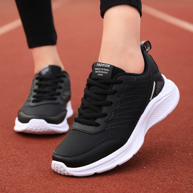 Masey is een lichtgewicht vetersneaker met een ademend gebreid bovenwerk en een ondersteunende PU-zool voor ultiem comfort. De antislipzool biedt extra grip, terwijl de vetersluiting zorgt voor een veilige pasvorm. Perfect voor casual uitjes en dagelijks gebruik. Verkrijgbaar in wit-zwart, zwart en roze-zwart, maten 35-41. Upgrade je schoenencollectie met Masey en ervaar stijl en comfort in één. Bestel nu en stap vol zelfvertrouwen de deur uit!