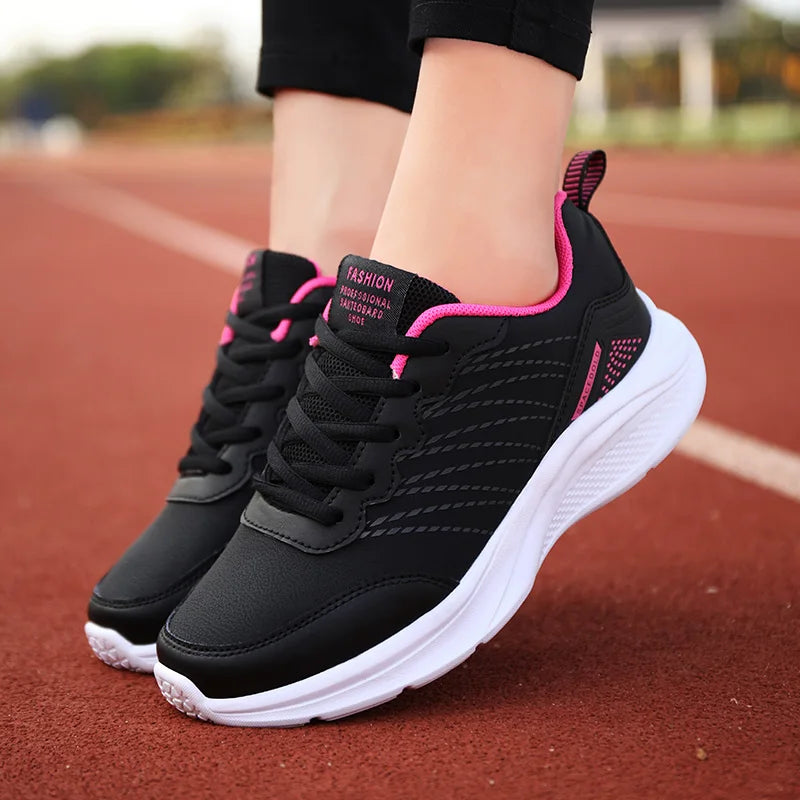 Masey is een lichtgewicht vetersneaker met een ademend gebreid bovenwerk en een ondersteunende PU-zool voor ultiem comfort. De antislipzool biedt extra grip, terwijl de vetersluiting zorgt voor een veilige pasvorm. Perfect voor casual uitjes en dagelijks gebruik. Verkrijgbaar in wit-zwart, zwart en roze-zwart, maten 35-41. Upgrade je schoenencollectie met Masey en ervaar stijl en comfort in één. Bestel nu en stap vol zelfvertrouwen de deur uit!