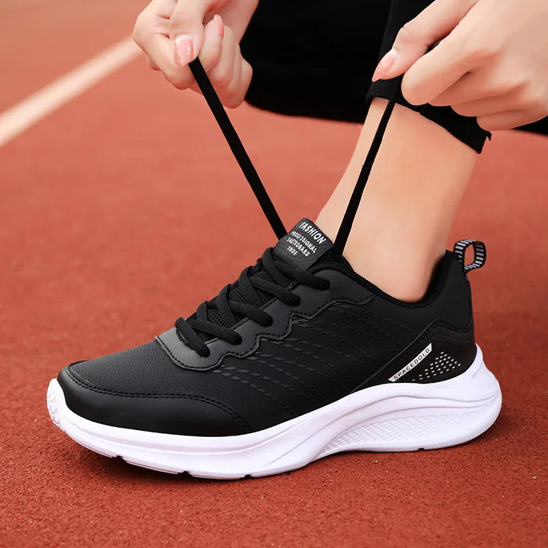 Masey is een lichtgewicht vetersneaker met een ademend gebreid bovenwerk en een ondersteunende PU-zool voor ultiem comfort. De antislipzool biedt extra grip, terwijl de vetersluiting zorgt voor een veilige pasvorm. Perfect voor casual uitjes en dagelijks gebruik. Verkrijgbaar in wit-zwart, zwart en roze-zwart, maten 35-41. Upgrade je schoenencollectie met Masey en ervaar stijl en comfort in één. Bestel nu en stap vol zelfvertrouwen de deur uit!