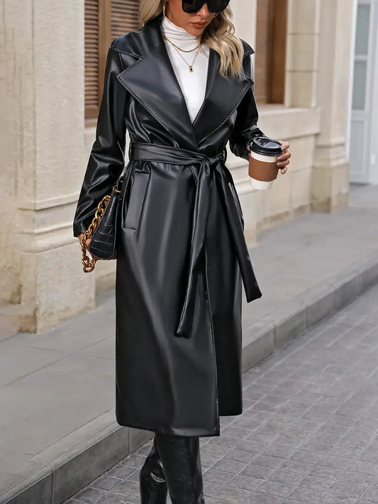 Sefina Overjas: een elegante imitatieleren jas met een open ontwerp en een tailleceintuur voor een flatterend silhouet. Perfect voor speciale gelegenheden, zakelijke events of om je dagelijkse look te verfijnen. Gemaakt van hoogwaardig kunstleer en polyester voor comfort, warmte en duurzaamheid. De klassieke zwarte kleur blijft tijdloos stijlvol. Verkrijgbaar in S-L. Upgrade je garderobe met de Sefina overjas en straal moeiteloze luxe en verfijning uit!