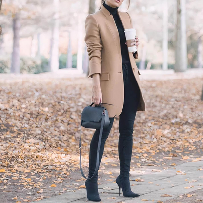 De Amethyst trenchcoat biedt tijdloze verfijning en winterse elegantie. Met een lange, getailleerde pasvorm en veelzijdige kleuren tilt deze jas elke outfit naar een hoger niveau. Ideaal voor casual uitstapjes, werkdagen en buitenwandelingen, terwijl je warm en comfortabel blijft. Verkrijgbaar in khaki, rood, zwart en grijs, maten S-4XL. Voeg stijl en warmte toe aan je wintergarderobe met de Amethyst. Bestel nu en blijf chic tijdens koude dagen!