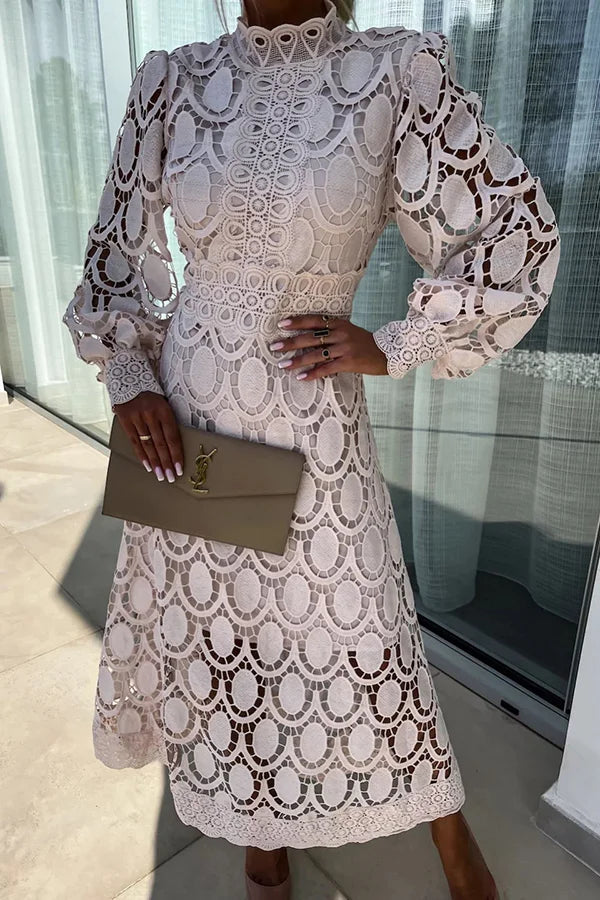 Ayana Jurk: een elegante jurk met verfijnd kantdetail en een flatterende pasvorm, perfect voor formele evenementen, cocktailfeestjes en speciale gelegenheden. Gemaakt van hoogwaardig katoen, polyester en kant voor ultiem comfort en een luxe uitstraling. Verkrijgbaar in rozerood, abrikoos, zwart en wit, maten S-XL. Upgrade je garderobe met de Ayana jurk en straal tijdloze elegantie en moeiteloze stijl uit bij elke gelegenheid!