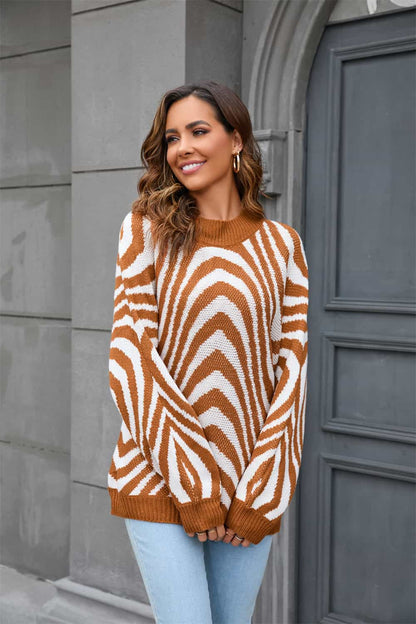 Viola | Trendy Gestreepte Trui met een chique streepdesign in lichtgrijs en karamel. Perfect voor casual uitjes of stijlvolle gelegenheden. Gemaakt van zachte, comfortabele materialen met een relaxte pasvorm. Verkrijgbaar in S-XL en gemakkelijk te combineren voor een moeiteloze look. Voeg deze veelzijdige en modieuze trui toe aan je garderobe. Bestel nu en geniet van comfort en tijdloze stijl!