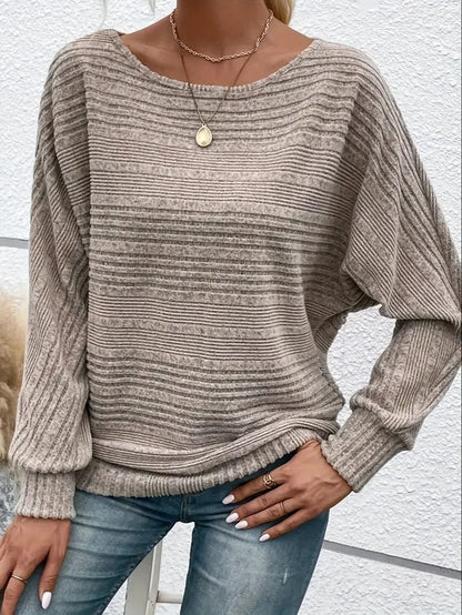 Abena is een stijlvolle gestreepte trui met een comfortabele, relaxte pasvorm. Ideaal voor casual dagen, koffieafspraken of ontspannen momenten thuis. Het tijdloze ontwerp en de subtiele strepen maken het eenvoudig te combineren met jeans, rokken of broeken. Gemaakt van zachte, ademende stof voor optimaal draagcomfort. Verkrijgbaar in khaki en beige, maten S-3XL. Upgrade je garderobe met Abena en geniet van casual elegantie en moeiteloze stijl. Bestel nu!