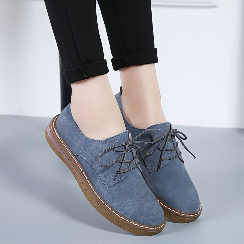 Sibona is een luxe suède veterschoen met een tijdloos bootschoenontwerp en een comfortabele PU-voering. Het hoogwaardige suède zorgt voor een elegante uitstraling, terwijl de ademende binnenkant langdurig draagcomfort biedt. Perfect voor casual uitjes en dagelijks gebruik. Verkrijgbaar in zwart, khaki en blauw, maten 35-40. Upgrade je schoenencollectie met Sibona en ervaar stijl, comfort en verfijning in één. Bestel nu en loop zelfverzekerd!