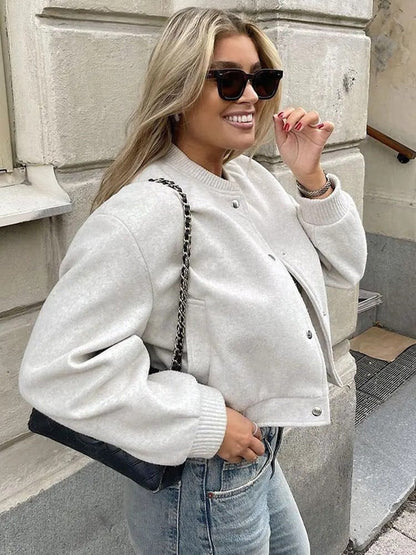 vrouw in effe kleurig cropped basebal jasje 