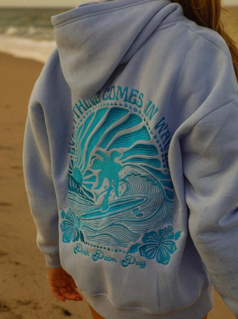 Sommer | Stijlvolle Zomer Hoodie - Ervaar ultiem comfort en stijl met de Sommer hoodie, perfect voor koele zomeravonden en relaxte dagen. Gemaakt van zacht katoen met een licht en ademend ontwerp. Verkrijgbaar in frisse kleuren zoals Roze Golf, Blauwe Golf, Roze Zonsondergang en Crème Zonsondergang. Ideaal voor elke gelegenheid dankzij de duurzame materialen en gemakkelijke verzorging. Beschikbaar in maten S-4XL. Upgrade je zomergarderobe nu met de veelzijdige Sommer!