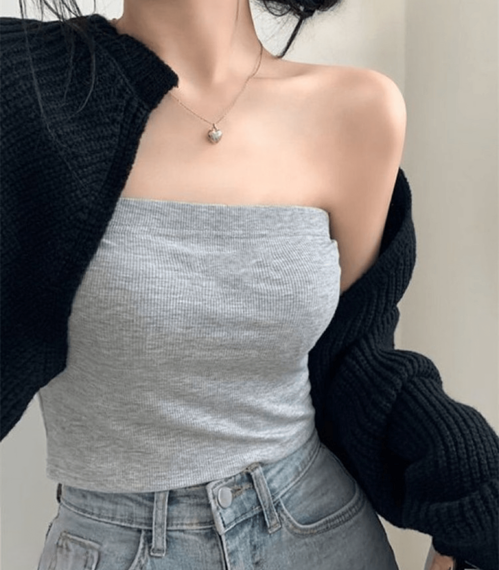 Calla | Voeg knusse elegantie toe aan je garderobe met de Calla gebreide cardigan. Dit stijlvolle vest heeft een zachte textuur, een relaxte pasvorm en is ideaal om te layeren zonder extra volume. Verkrijgbaar in veelzijdige kleuren zoals zwart, beige, grijs en khaki, in één maat die perfect past bij casual en chique outfits. Combineer warmte en stijl met de Calla en geniet van ultiem comfort en veelzijdige styling. Bestel nu jouw perfecte cardigan!