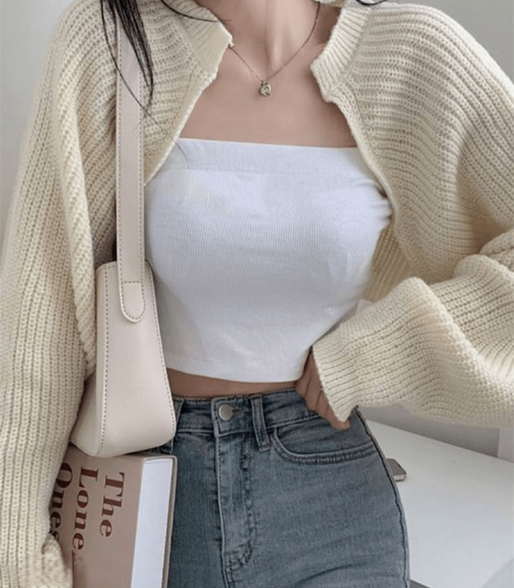 Calla | Voeg knusse elegantie toe aan je garderobe met de Calla gebreide cardigan. Dit stijlvolle vest heeft een zachte textuur, een relaxte pasvorm en is ideaal om te layeren zonder extra volume. Verkrijgbaar in veelzijdige kleuren zoals zwart, beige, grijs en khaki, in één maat die perfect past bij casual en chique outfits. Combineer warmte en stijl met de Calla en geniet van ultiem comfort en veelzijdige styling. Bestel nu jouw perfecte cardigan!