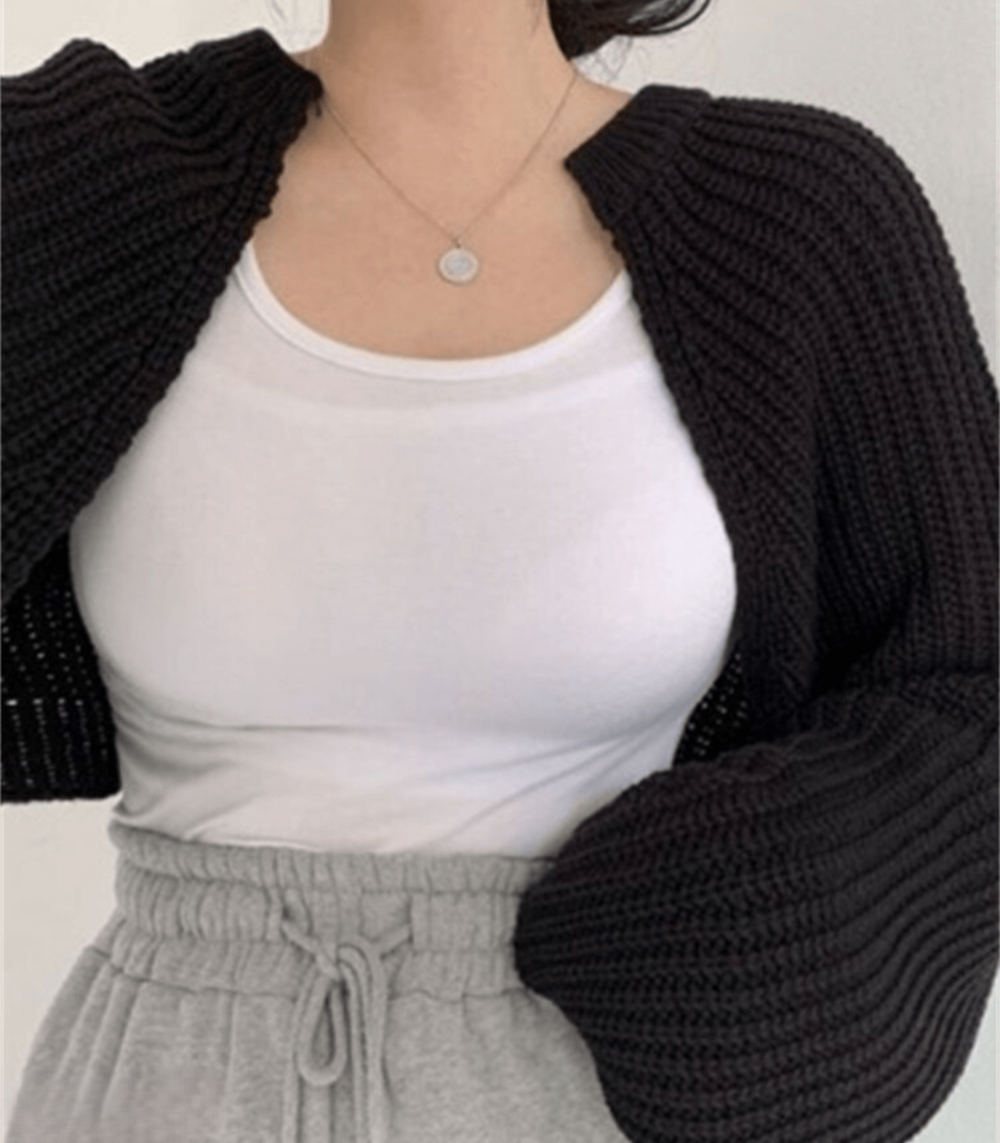 Calla | Voeg knusse elegantie toe aan je garderobe met de Calla gebreide cardigan. Dit stijlvolle vest heeft een zachte textuur, een relaxte pasvorm en is ideaal om te layeren zonder extra volume. Verkrijgbaar in veelzijdige kleuren zoals zwart, beige, grijs en khaki, in één maat die perfect past bij casual en chique outfits. Combineer warmte en stijl met de Calla en geniet van ultiem comfort en veelzijdige styling. Bestel nu jouw perfecte cardigan!