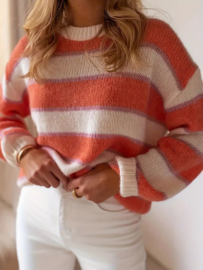 Daphne trui met gestreept ontwerp in oranje en wit – een speelse en knusse toevoeging aan je garderobe. Met een zachte breistof en een ontspannen pasvorm biedt deze trui comfort en warmte voor koelere dagen. Perfect voor casual weekends, koffiedates of als kleurrijke twist in je dagelijkse look. Combineer moeiteloos met jeans of leggings. Verkrijgbaar in oranje, maten S-XL. Voeg levendige charme en knus comfort toe aan je outfits met de Daphne. Bestel nu!