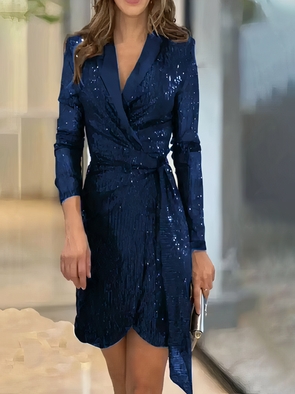 vrouw in mini omslagjurk met pailletten