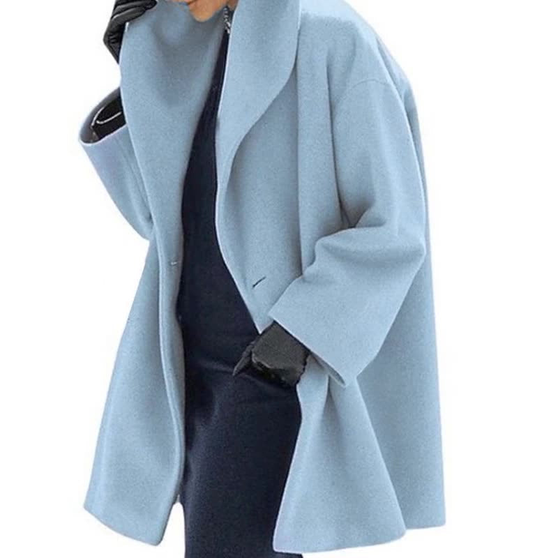 De Camille winterjas combineert knus comfort met moeiteloze stijl. Met een relaxte pasvorm en warme materialen is deze jas ideaal voor casual dagen en winterse uitstapjes. Verkrijgbaar in khaki, grijs, rood en lichtblauw, maten S-4XL. Perfect voor layering en het creëren van een chique, nonchalante look. Voeg de Camille toe aan je garderobe en geniet van ultieme warmte en trendy design tijdens de koudere maanden. Bestel nu en blijf stijlvol warm!