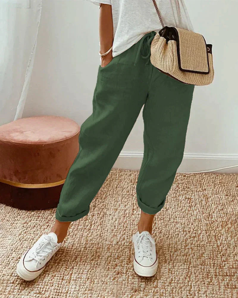 vrouw in comfortabele maar stijlvolle broek met opgerolde pijpen tot boven de enkel en wijde fit. 