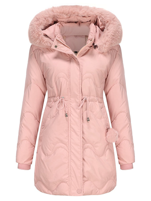 Pheeby | Ontdek de perfecte parka voor koude winterdagen. De Pheeby combineert stijl en warmte met een zacht gevoerde capuchon, verstelbare taille en speelse pom-pom details. Verkrijgbaar in kleuren zoals blauw, zwart, roze, groen en khaki, en maten XS-L. Ideaal voor dagelijkse uitstapjes of casual winterlooks. Upgrade je garderobe met de Pheeby en geniet van comfort, verfijning en een trendy uitstraling dit seizoen. Bestel nu jouw Pheeby!