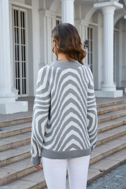 Viola | Trendy Gestreepte Trui met een chique streepdesign in lichtgrijs en karamel. Perfect voor casual uitjes of stijlvolle gelegenheden. Gemaakt van zachte, comfortabele materialen met een relaxte pasvorm. Verkrijgbaar in S-XL en gemakkelijk te combineren voor een moeiteloze look. Voeg deze veelzijdige en modieuze trui toe aan je garderobe. Bestel nu en geniet van comfort en tijdloze stijl!