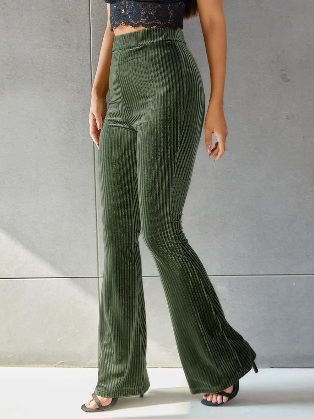 vrouw in stijlvolle wijd uitlopende (flare) corduroy broek