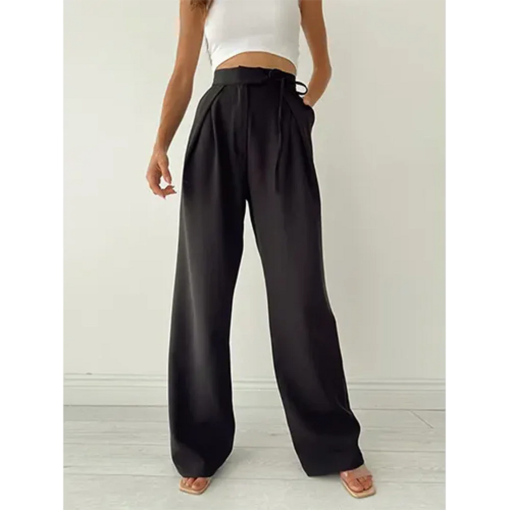 Djoeke high-waist broek – een stijlvolle en comfortabele broek met wijde pijpen en een flatterende pasvorm. Perfect voor zowel zakelijke als casual outfits. Lichtgewicht en ademend materiaal voor ultiem draagcomfort. Gemakkelijk te combineren voor een moeiteloos chique look. Verkrijgbaar in abrikoos en zwart, in maten S-3XL. Bestel nu en ervaar de perfecte mix van elegantie en veelzijdigheid!