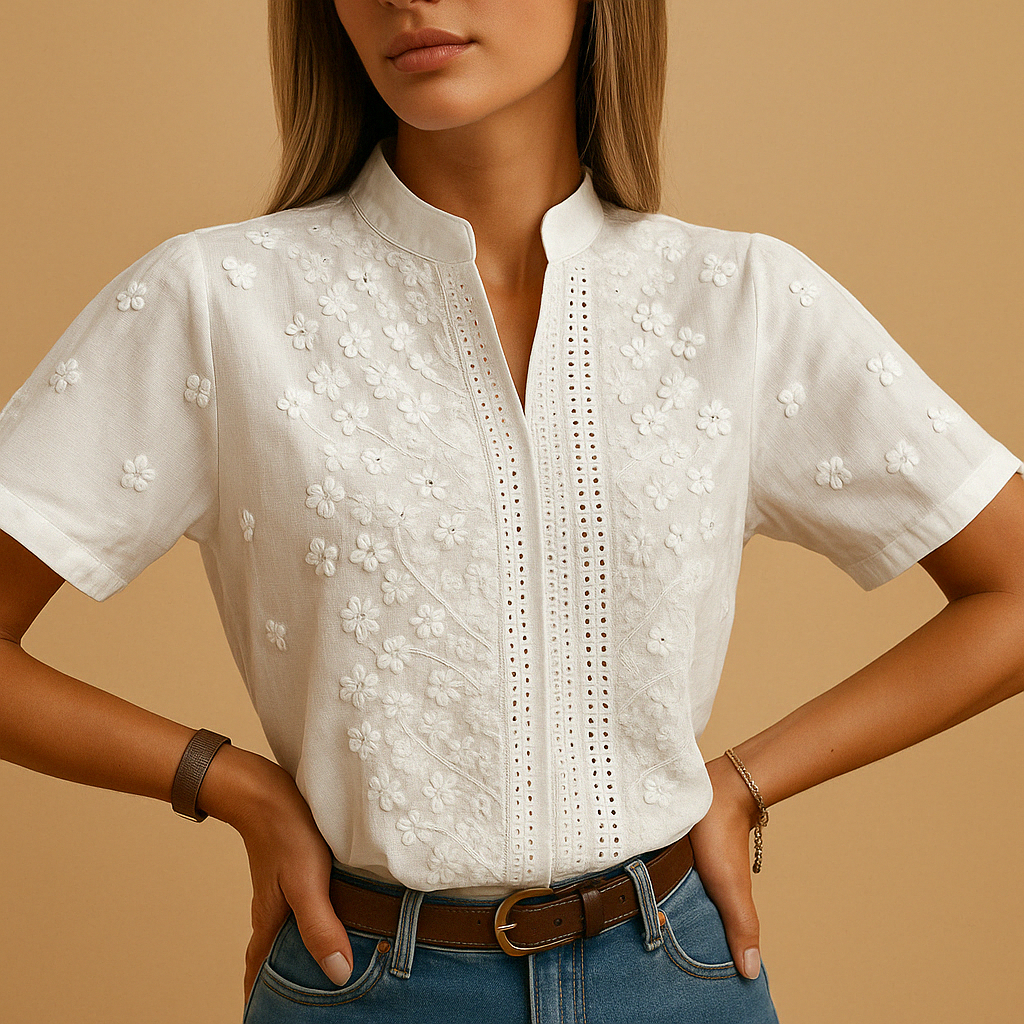 vrouw in trendy witte blouse met bloemen motief