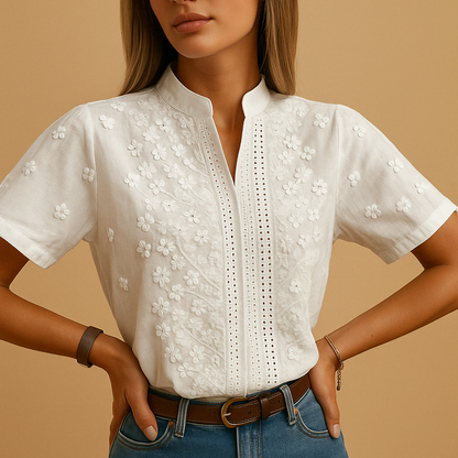 vrouw in trendy witte blouse met bloemen motief