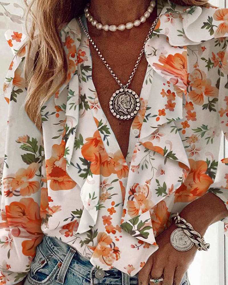 vrouw in vrolijke blouse met ruches en bloemenprint