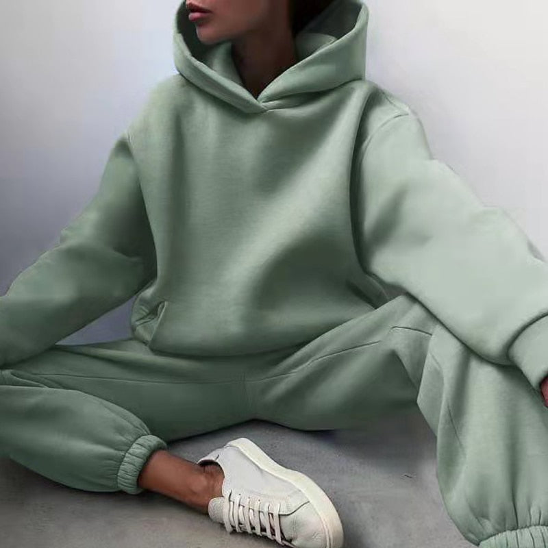 Etty joggingset voor dames biedt ultiem comfort en stijl met een oversized hoodie en bijpassende joggingsbroek. Gemaakt van een zachte polyester-katoen mix voor een ademende en comfortabele fit. Perfect voor casual dagen en ontspannen avonden. Verkrijgbaar in lichtbruin, zwart, grijs, lichtgroen, blauw, roze, lichtblauw, wit en groen, in maten XS-2XL. Het trendy ontwerp met relaxte pasvorm zorgt voor een moeiteloze, stijlvolle look. Ideaal voor je dagelijkse garderobe.