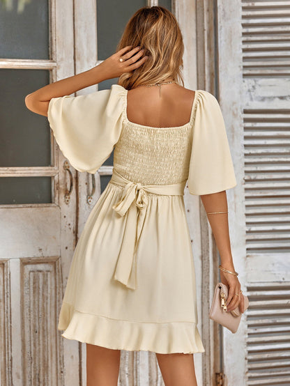 Ganette wikkeljurk – een elegante en speelse mini-jurk met ruffle-details, 1/2 mouwen en een elastische rug voor een flatterende pasvorm. De strik op de rug voegt een charmante touch toe, terwijl het soepele polyester zorgt voor optimaal draagcomfort. Perfect voor casual en semi-formele gelegenheden. Verkrijgbaar in beige, in maten XS-2XL. Bestel nu en ervaar de perfecte mix van stijl en comfort!
