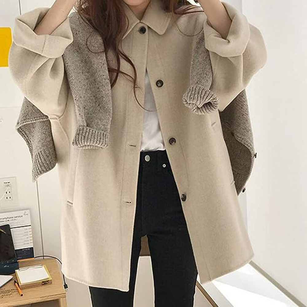De Hedy winterjas combineert ingetogen stijl met winterse warmte. Met een minimalistisch ontwerp, relaxte pasvorm en praktische voorzakken is deze jas perfect voor casual uitjes, boodschappen of stadswandelingen. Verkrijgbaar in khaki, beige en zwart, maten S-XL. Voeg comfort en tijdloze elegantie toe aan je garderobe met de Hedy. Bestel nu en geniet van moeiteloze stijl en warmte tijdens de koudere maanden!