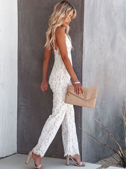 Audrina is een luxe mouwloze jumpsuit met een diepe kanten v-hals, perfect voor een avondje uit. Verkrijgbaar in wit, zwart, rood en donkerblauw, en maten XS t/m 2XL. De mix van katoen en polyester biedt een comfortabele pasvorm, terwijl de verfijnde kanten details een extra vleugje elegantie toevoegen. Het elegante silhouet flatteert je figuur en creëert een look die zowel sexy als geraffineerd is. Bestel Audrina voor een stijlvolle, zelfverzekerde uitstraling.