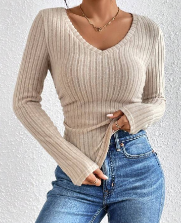 De Ursela V-hals ribgebreide trui voor dames combineert tijdloze elegantie met dagelijks comfort. Gemaakt van een zachte polyester-spandex mix, biedt deze beige trui een flatterende pasvorm en veelzijdige stijl. Ideaal voor zowel casual als zakelijke gelegenheden, is deze trui een onmisbare aanvulling op je garderobe. Beschikbaar in maten XS tot L. Upgrade je look met deze stijlvolle en comfortabele ribgebreide trui.
