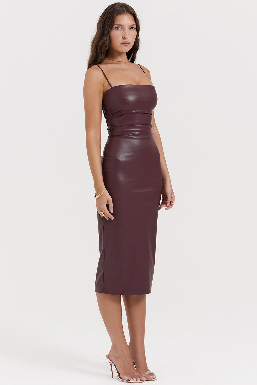 Zinhle is een luxe leren jurk met een open rug, spaghettibandjes en een flatterende bodycon-pasvorm, perfect voor avondjes uit en glamoureuze evenementen. Gemaakt van hoogwaardig synthetisch leer voor een chique en verfijnde uitstraling. Verkrijgbaar in zwart en donkerrood, maten XS-2XL. Creëer een gedurfde en stijlvolle look met Zinhle. Bestel nu en straal zelfvertrouwen en elegantie uit!