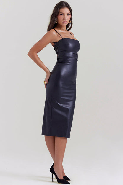 Zinhle is een luxe leren jurk met een open rug, spaghettibandjes en een flatterende bodycon-pasvorm, perfect voor avondjes uit en glamoureuze evenementen. Gemaakt van hoogwaardig synthetisch leer voor een chique en verfijnde uitstraling. Verkrijgbaar in zwart en donkerrood, maten XS-2XL. Creëer een gedurfde en stijlvolle look met Zinhle. Bestel nu en straal zelfvertrouwen en elegantie uit!