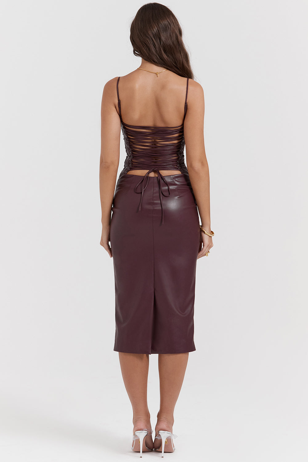 Zinhle is een luxe leren jurk met een open rug, spaghettibandjes en een flatterende bodycon-pasvorm, perfect voor avondjes uit en glamoureuze evenementen. Gemaakt van hoogwaardig synthetisch leer voor een chique en verfijnde uitstraling. Verkrijgbaar in zwart en donkerrood, maten XS-2XL. Creëer een gedurfde en stijlvolle look met Zinhle. Bestel nu en straal zelfvertrouwen en elegantie uit!
