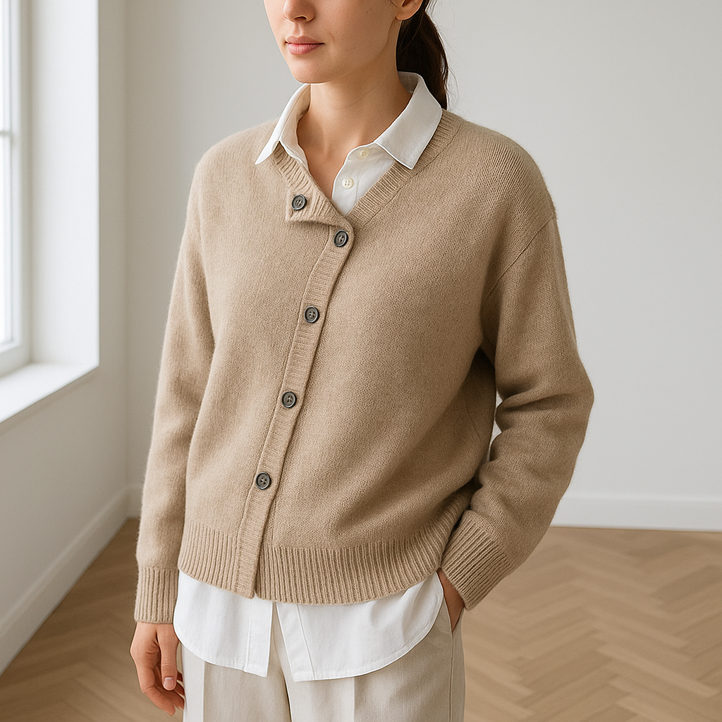 vrouw in comfortabel kasjmier vest Norah met assymmetrische knoopsluiting en oversized fit. 